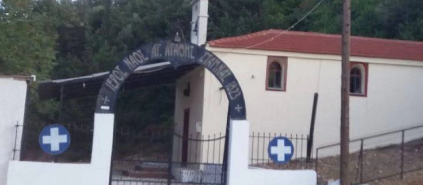 «Πνιγμένο» στα σκουπίδια το προαύλιο του Ιερού Ναού στο Αιτωλικό έναν μήνα μετά το πανηγύρι – Απαράδεχτες εικόνες (φωτο)